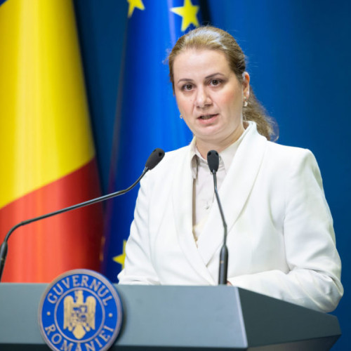 <pre><code class="language-markdown">### Ligia Deca: Integritatea examenului de Bacalaureat nu este afectată de scurgerea subiectelor

Ministrul Educației, Ligia Deca, a declarat luni că nu consideră că apariția subiectelor de Bacalaureat în spațiul public a compromis integritatea examenului național. Aceasta a făcut declarația după ce subiectele au fost publicate pe internet la scurt timp după începerea primei probe scrise, în timp ce elevii se aflau deja în sălile de examen.

Întrebată despre gradul de siguranță al examenului având în vedere această situație, Ligia Deca a oferit o explicație detaliată: &quot;Aceasta mediatizare apare după ce elevii sunt deja în parcursul examenelor, sunt în sălile de examen și examenul este în desfășurare. Cei care le pot vedea sunt cei care nu sunt în sălile de examen.&quot;

Ea a subliniat că ministerul a luat măsurile necesare în fiecare caz pentru a asigura buna desfășurare a examenului. &quot;În fiecare caz noi am luat măsurile care se impun&quot;, a adăugat ministrul Educației.

Această declarație vine în contextul unor îngrijorări legate de scurgerile de informații din timpul examenelor naționale și de necesitatea de a menține un nivel ridicat de securitate și integritate pentru elevi și cadrele didactice implicate.
</code></pre>
