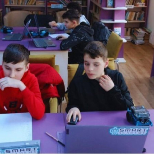 Elevii cu media generală peste 7, excluși de la bursele de merit