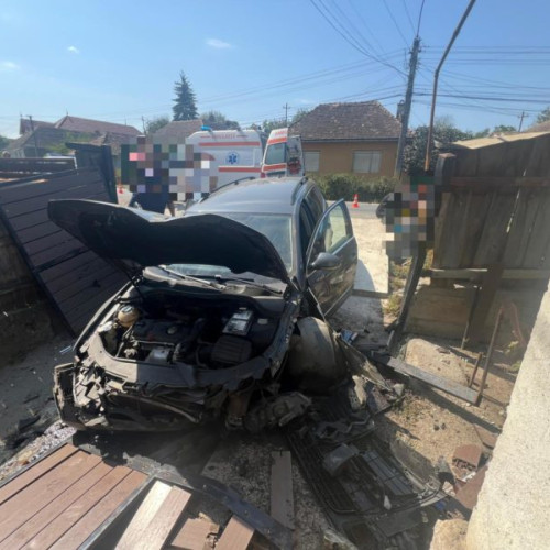 Accident rutier grav, cu o persoană blocată în autoturism