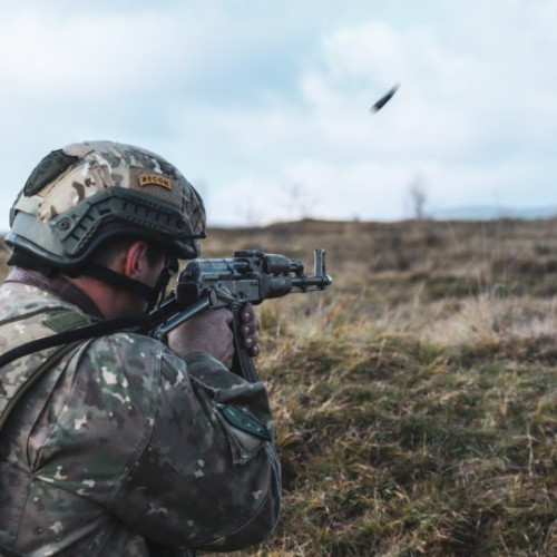 Trupe române efectuează exerciții comune cu tineri militari străini lângă Sfântu Gheorghe