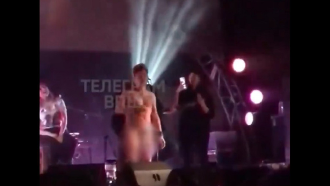Un alt artist rus arestat pentru apariția la concert doar cu o șosetă pe penis