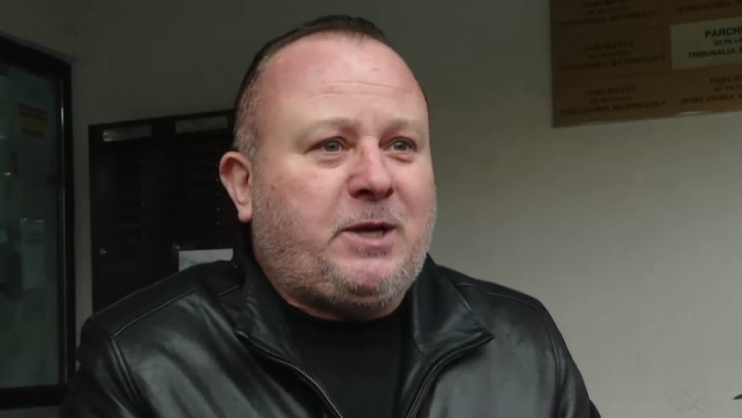 Video Somn de 9 ore cu poliția la ușă. Fostul polițist amenințător nu a deschis ușa.
