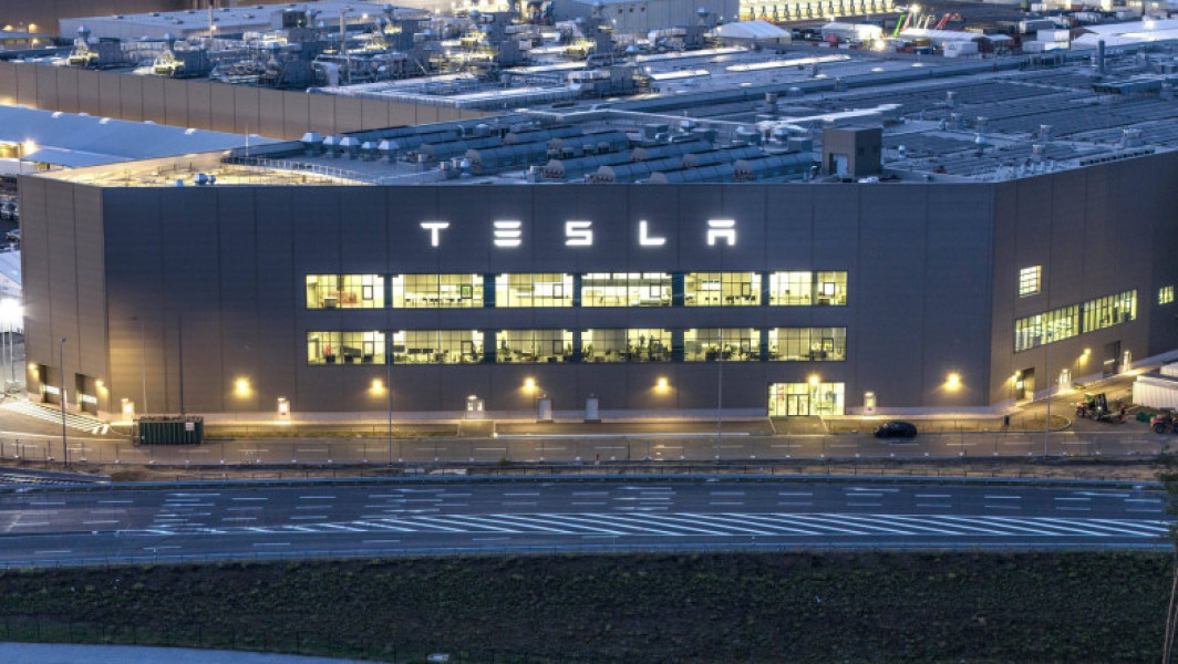 Suspendarea producţiei Tesla din Germania din cauza atacurilor din Marea Roşie.