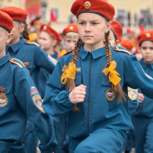 Paradele copiilor în Vladivostok pentru celebrarea victoriei