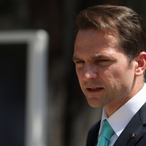 Românii cu venituri mici vor putea beneficia de ajutor pentru plata facturilor la energie începând din 1 iulie, a anunțat ministrul interimar al Energiei, Sebastian Burduja, dacă citează digi24.ro. Potrivit acestuia, măsura a fost implementată pentru a direcționa sprijinul de stat doar către categoriile vulnerabile, bazându-se pe "venitul real al gospodăriei," nu doar pe consumul de energie.