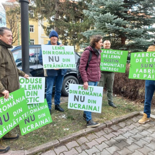 Protest al muncitorilor din industria de prelucrare a lemnului în fața Prefecturii Brașov