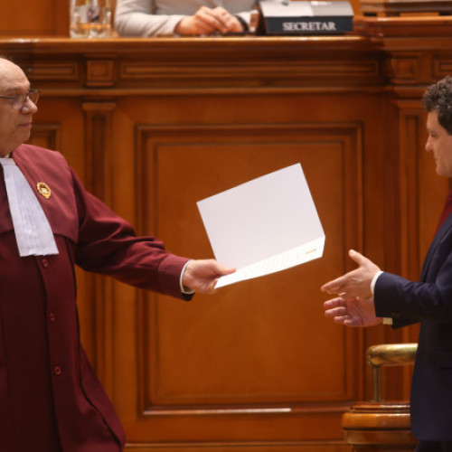 News Alert Nicușor Dan a contestat la CCR legea privind propaganda legionară. AUR, SOS și POT sesizaseră Curtea pentru aceeași lege