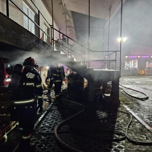 Știre: Incendiul la un depozit de aparate în Ungheni, Mureș. Pompierii acționează în sistem structurat, intervenția este în dinamică.