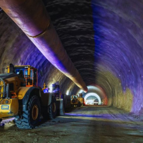 Preliminary: "Primul tunel de pe Autostrada României săpat peste jumătate";
"Excavații în curs pentru primul tunel de pe Autostrada Sibiu-Pitești