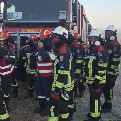 Video Pompierii români aflați în misiune în Grecia, chemați să stingă un incendiu de vegetație în Anatoliki Attiki