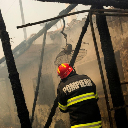 Video S-au aprins din nou pădurile Greciei: aproape 8.000 de oameni evacuați din calea flăcărilor. Zeci de pompieri români trimiși să ajute