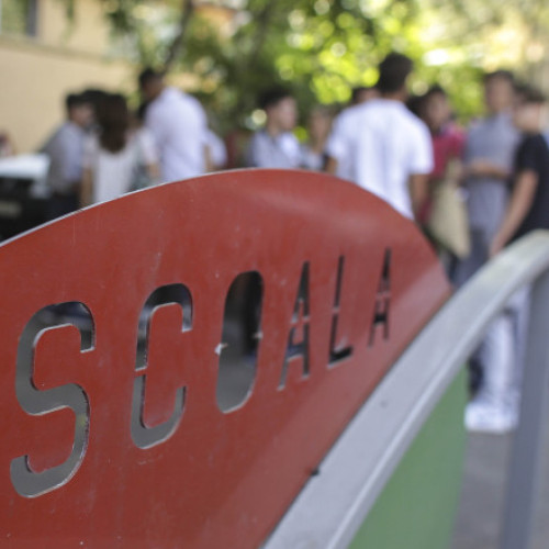 Sumele de 500 de lei virate pe cardurile educaţionale pentru anul şcolar 2024 - 2025 pot fi cheltuite până la data de 31 august 2025