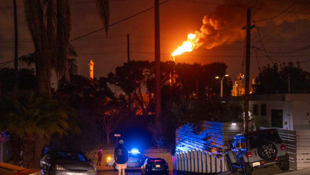 Incendiu puternic la cea mai mare rafinărie de petrol de pe coasta vestică a SUA