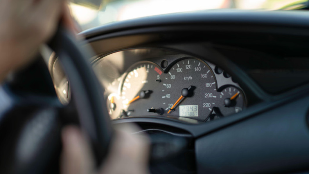 Un român de 23 de ani a susținut proba practică a examenului auto în locul altor candidați în Franța