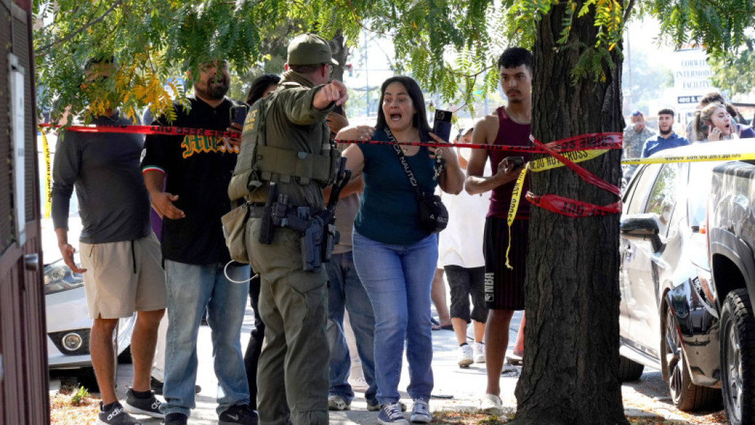 Femeie înarmată împușcată în timpul unui protest din Chicago asupra poliției federale