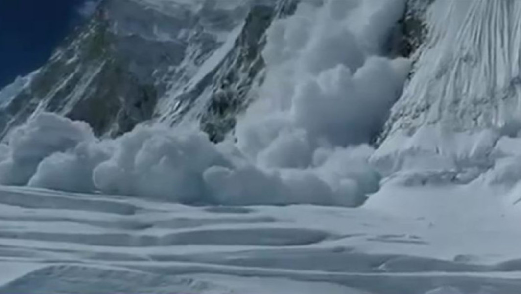 Ploile abundente din Nepal și India au provocat peste 60 de decese și blocaje pe Everest