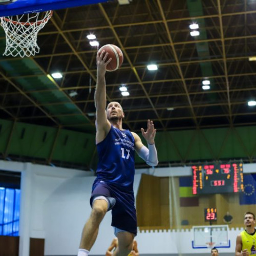 Deși ocupă poziții dezavantajoase, echipele feminine și masculine de baschet ale CSM Târgu Mureș se pregătesc pentru jocurile de miercuri în Sala Sporturilor din oraș.