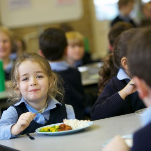 Autoritățile în Covasna vor cofinanța amenajarea de cantine în 21 de școli