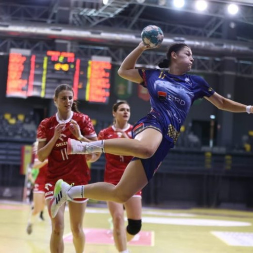 Naționala României a ocupat locul trei la Trofeul Carpați, la Sfântu Gheorghe. Handbalistele tricolore au învins Polonia, dar au fost învinse de campioana Spania și Ungaria.