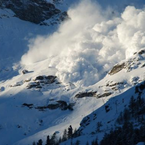 Risc mare de avalanşe în munţii Făgăraş şi Bucegi din cauza ninsorilor puternice