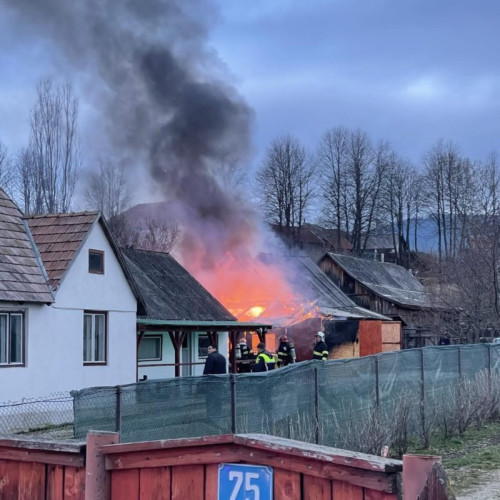 Garaj distrus în incendiul de azi din Miercurea Ciuc. Pompierii au stabilit cauza probabilă a focului