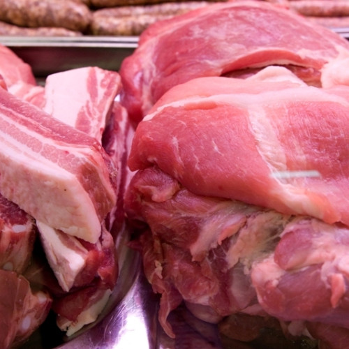 Protecția Consumatorilor avertizează asupra vânzării de carne de pui cu culoare artificială galbenă în magazine
