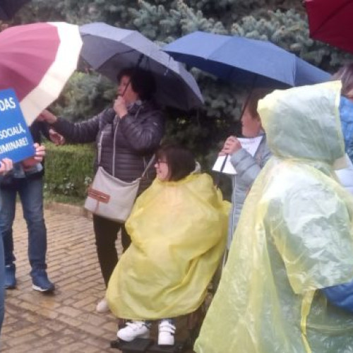 Protest în fața Prefecturii Mureș pentru drepturile angajaților asistenți personali