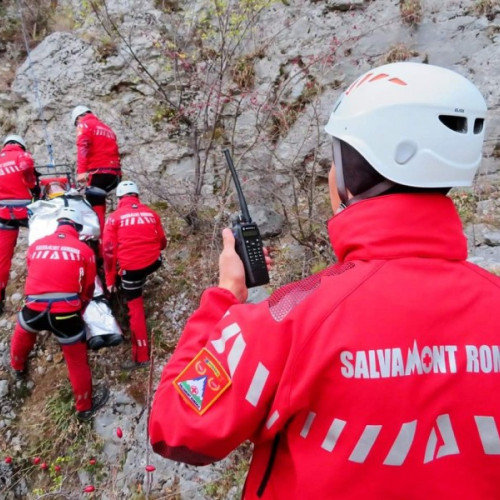 Intervenţia salvamarilor din mai multe judeţe pentru salvarea unui cetăţean străin blocat în Făgăraş