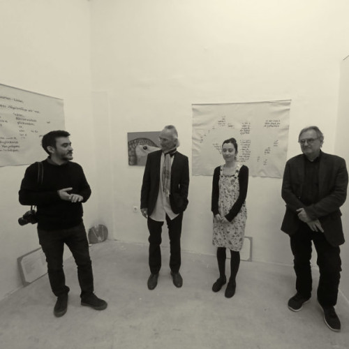 Duo româno-austriac expune până pe 20 aprilie la Camera K'ARTE: cuvinte, poeme, desene, traiectorii, narațiuni și multe altele în expoziția alcătuită manual de artist Denisa Angheluță și Bruno Pisek