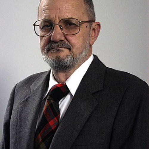 Cornel Udrea, umorist, dramaturg şi jurnalist radio celebru, s-a stins din viaţă. A absolvit Facultatea de Filologie şi a lucrat la Radio Cluj, unde a creat emisiuni legendare. Scriitorul a debutat în 1972 cu volumul de poezii "Iasomia" şi avea să devină unul dintre cei mai inspiraţi şi rafinaţi autori de literatură umoristică. Cornel Udrea a fost sărbătorit de Radio Cluj pentru împlinirea a 70 de ani de existenţă.