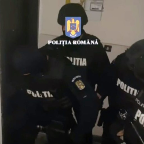 Percheziţii în cazul traficului de migranți, membrii grupării infracţionale au fost reținuți pentru audieri