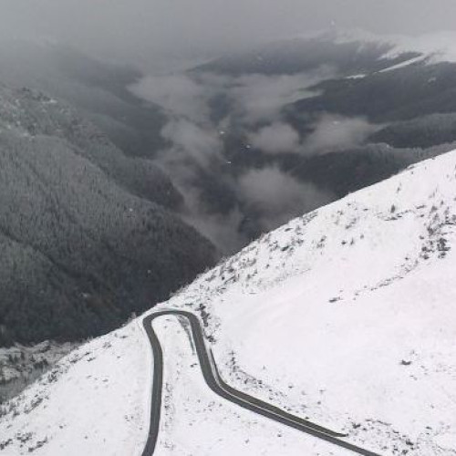 Drumarii au început deszăpezirea Transfăgărăşanului
