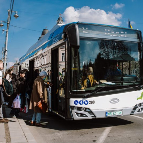În Mureș și Brașov, transportul local de Înviere va funcționa normal, cu program de încheiere a săptămânii, în zilele următoare. Ultimul autobuz va pleca la ora 23,00 în Târgu Mureș. Aceeași regulă a fost respectată și în anii precedenți, fără cerințe speciale de la operatorul de transport. În Brașov, nu este program special de transport, confirmă operatorul RAT Brașov: În noaptea de Înviere, sunt afectate mai multe drumuri și intersecții, așa cum se întâmplă în fiecare an, în toate localitățile. În Târgu Mureș, centrul orașului este închis de la ora 23,30