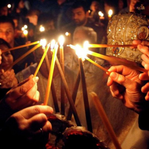Sfânta Lumină va fi adusă de Superiorul Aşezămintelor Patriarhiei Române de la Ierusalim la Aeroportul Internaţional ‘Henri Coandă’ și distribuită apracticienălor episcopiei. Tradiția aducerii Luminii Sfinte va fi continuată în România, conform Biroului de presă al Patriarhiei Române.