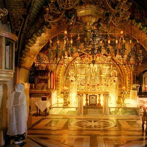 Lumina Sfântă Împărţită la Închinarea Ortodoxă în Biserica Sfântului Mormânt