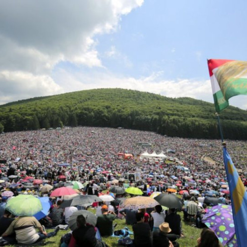 Pregătiri finale pentru procesiunea de Rusaliile Catolice de la Şumuleu-Ciuc: pelerini din toată lumea participă la cel mai mare eveniment religios din Europa Centrală şi de Est.