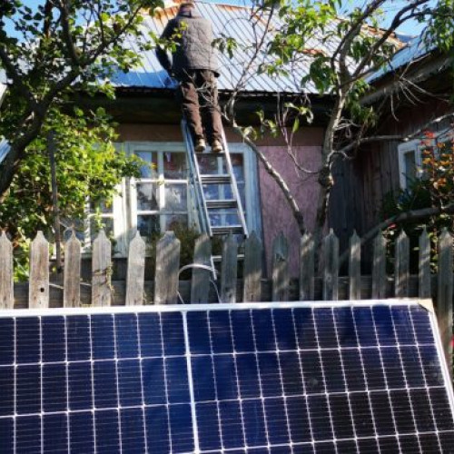 Românii cu panouri solare își pot împărți energia cu vecinii lor