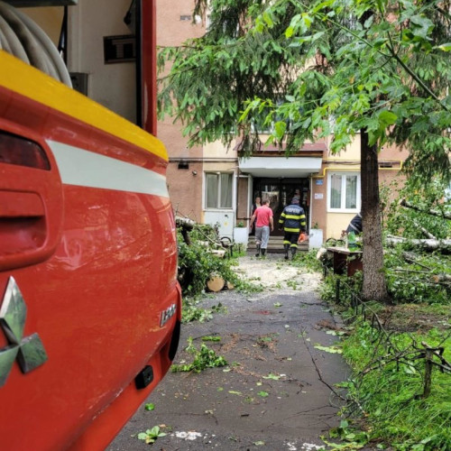 Bărbat lovit de panou publicitar în Harghita din cauza vântului