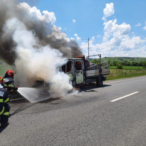 Furgonetă în flăcări, în apropiere de Sighișoara
