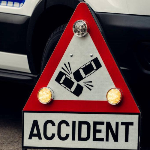 Trafic blocat pe DN 13 din cauza unui autotren derapat