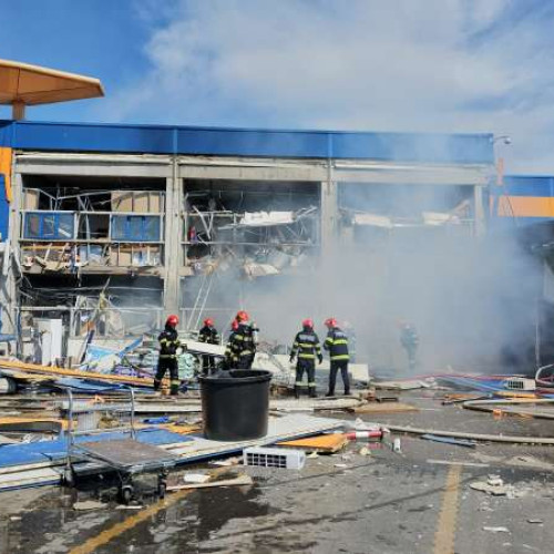 Explozie la un mall din Botoșani: 13 victime, se intervine masiv