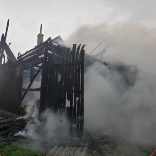 Incendiu la Jina: 5.000 de tone de fân au ars