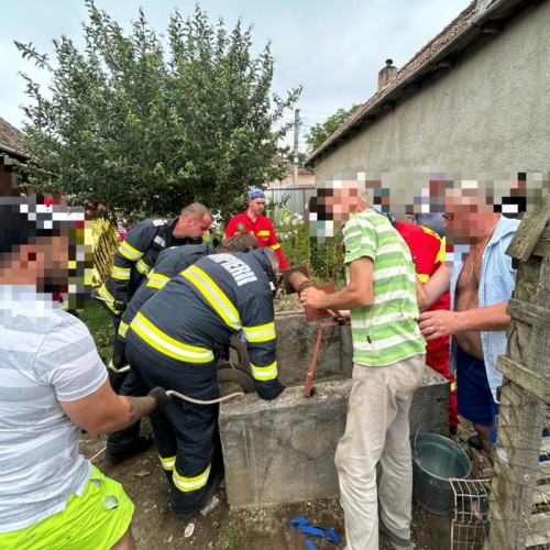 Misiune rapidă a pompierilor mureșeni de salvare a unei femei căzute într-o fântână