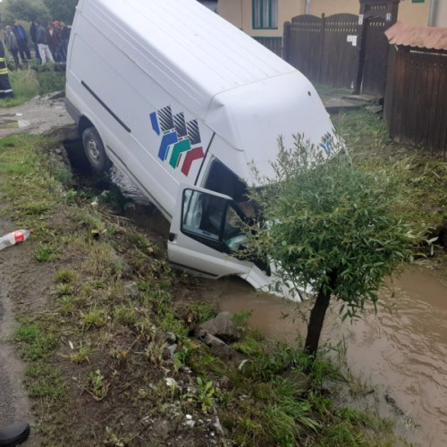 Doi bărbați răniți după ce au intrat cu mașina într-un pârâu în Remetea